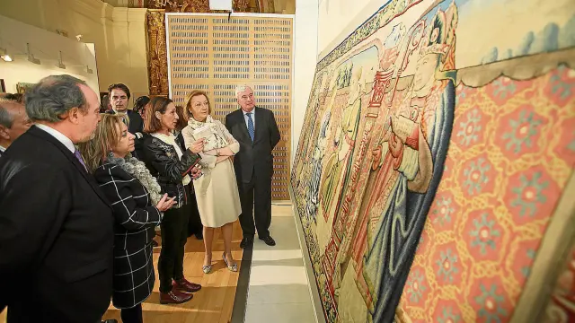 La subdirectora del IPCE, Carmen Pérez de Andrés, explicó ayer a la presidenta Rudi los detalles de la restauración del tapiz.