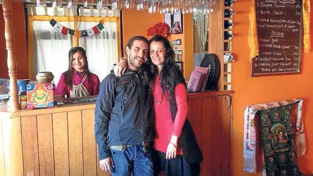 Dani y Montse en su restaurante La Casita de Boudhanath, en Katmandú.