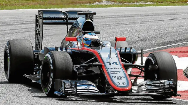 Fernando Alonso, negociando ayer una curva del circuito de Sepang, en Malasia.
