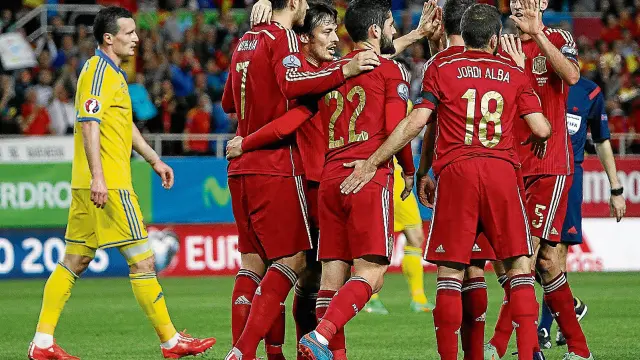 Los jugadores españoles rodean a Morata, autor del gol de la Roja. PACO PUENTES/efe