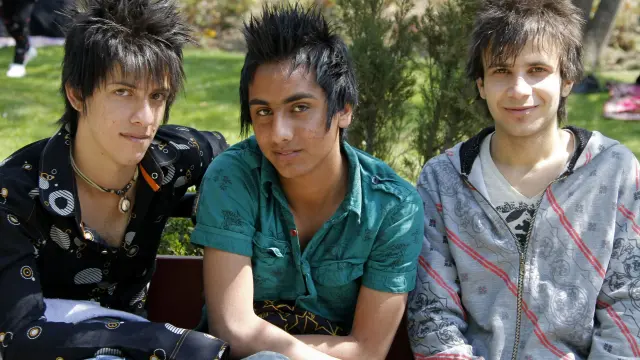 Jóvenes iraníes con un supuesto peinado 'satánico'.