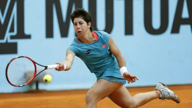 La tenista española Carla Suárez golpea la bola.