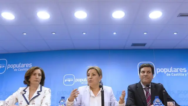 La coordinadora de campaña del PP de Castilla y León, Rosa Valdeón (c), la responsable de programación de la misma, Josefa García Cirac (i), y el portavoz de campaña, Carlos Fernández Carriedo (d)