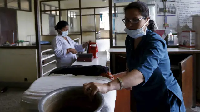 Profesionales sanitarios trabajando en un hospital de maternidad en Nepal.