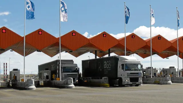 Dos camiones, en el peaje de la autopista AP-2 situado en Pina de Ebro.