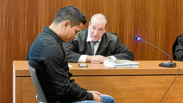 El condenado, Edgar Leonardo Montaño, durante el juicio, junto a su abogado, Javier Notivoli.