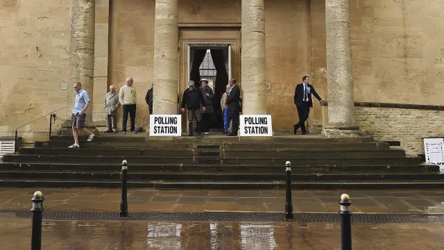 Un grupo de votantes abandona un colegio electoral en Chipping Norton, Oxfordshire (Reino Unido).