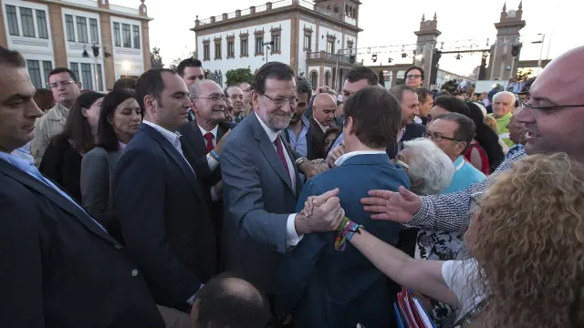 Mariano Rajoy saluda a un grupo de simpatizantes tras un acto del PP en Málaga.