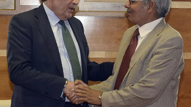 El ministro de Sanidad de la República Árabe Saharaui Democrática, Mohamed Fadel Lamin (d) con el consejero de Sanidad de la Junta de Castilla y León, Antonio María Sáez