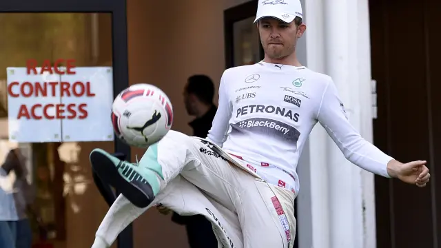 Rosberg juega al fútbol durante un descanso