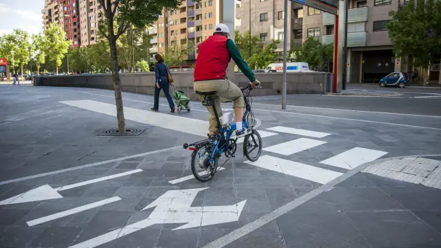 Un ciclista en el carril bici de Aragonia