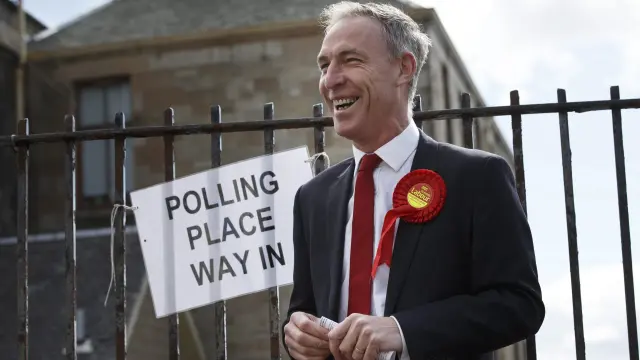 El líder del Partido Laborista en Escocia, Jim Murphy, sonríe tras votar en un colegio electoral en la escuela de primaria de Busby.