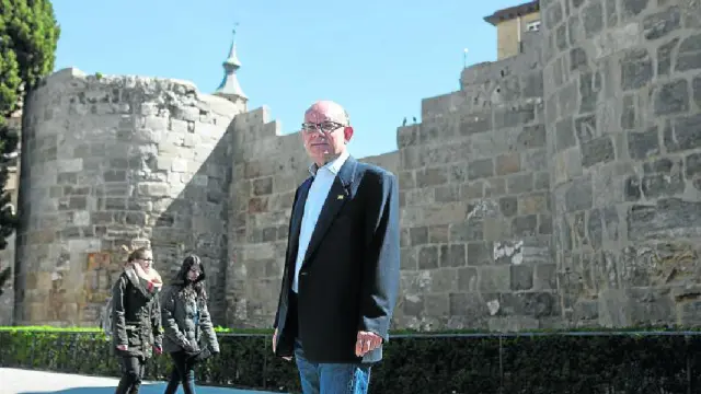 El arqueólogo e historiador Juan Paz, ante dos de los cubos de la muralla romana de Zaragoza.