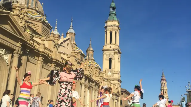 Sevillanas en la plaza del Pilar