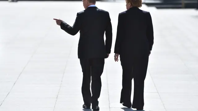 Putin y Merkel caminan hacia la Tumba del Soldado Desconocido, a los pies de las murallas del Kremlin.