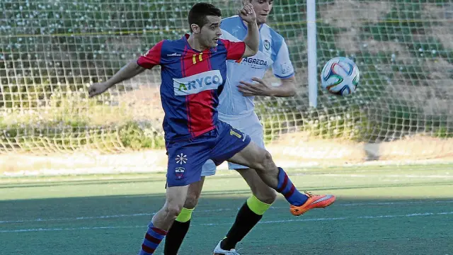 Pablo Benegas, autor del gol, pugna con un defensa del Santa Isabel.