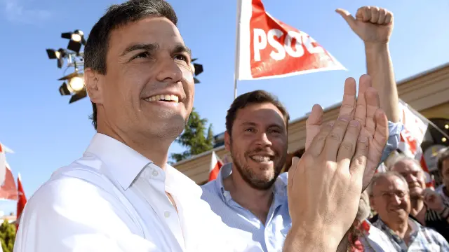 Pedro Sánchez junto al candidato socialista de Valladolid,Óscar Puente, durante el mitin en Valladolid.
