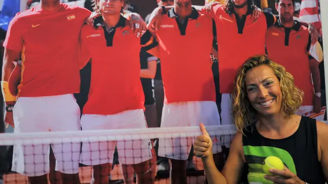 Gala León posa junto a una foto de los jugadores