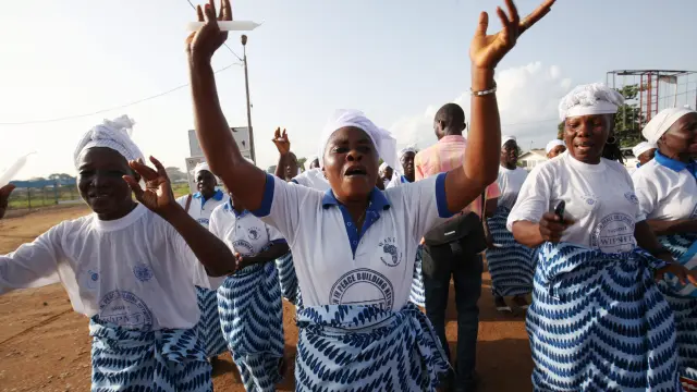Varias personas celebran la noticia en Liberia, declarado libre de ébola.