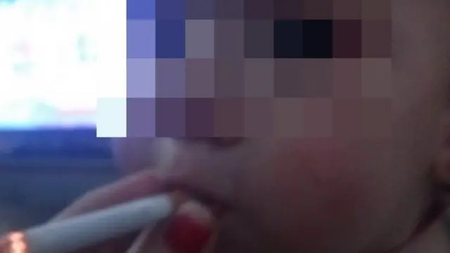 Una madre da de fumar a su bebé de un año