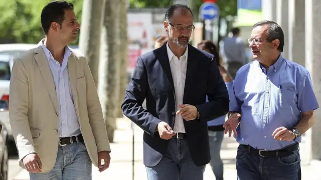 El candidato a la Junta de Castilla y León por Ciudadanos, Luis Fuentes (c), acompañado de los candidatos a la Alcaldía y las Cortes, Jesús de Lozar (d), y Jesús Ciria (i), en su visita a Soria.