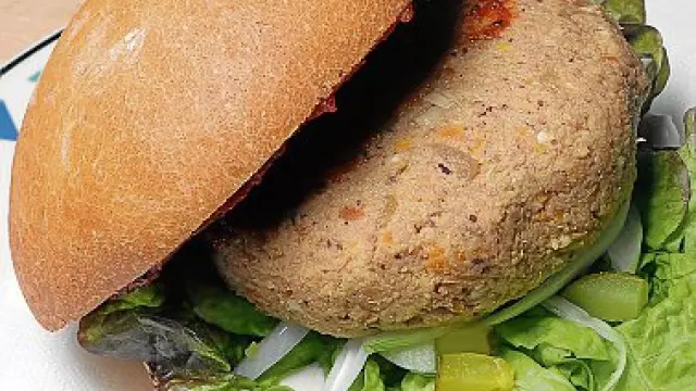 Esta hamburguesa vegetal servida en La Birosta está hecha a base de productos ecológicos.