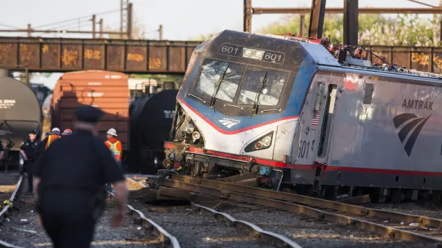 Operarios trabajan en el lugar donde un tren ha descarrilado en Filadelfia.