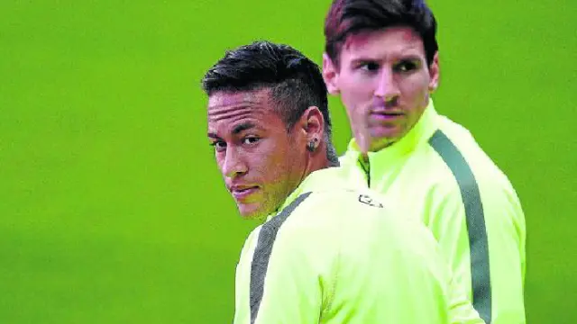 Neymar y Messi llegan al entrenamiento de ayer en el Parque de los Príncipes de París.