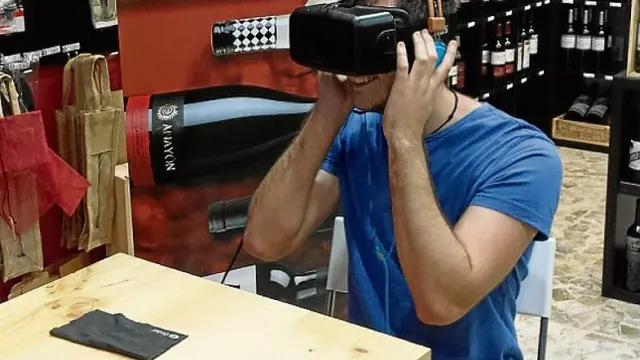 Un chico disfrutando de una experiencia de realidad virtual.