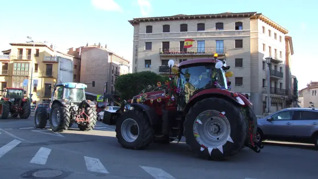 Los tractores engalanados han recorrido el centro de la ciudad a primera hora de la mañana.