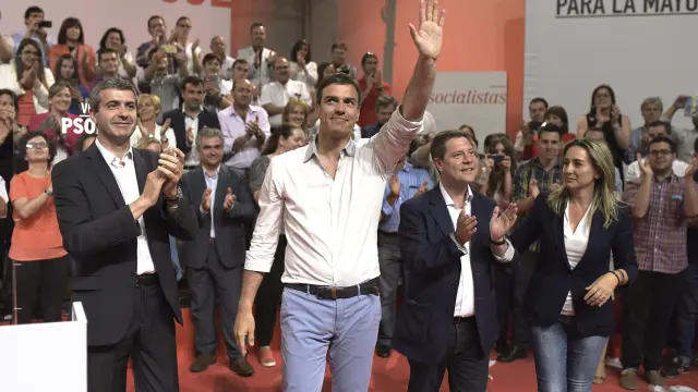 El secretario general del PSOE, Pedro Sánchez, y el candidato socialista a la Presidencia de la Junta de Comunidades, Emiliano García-Page