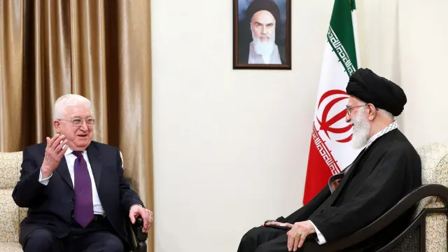 El ayatolá Ali Jameneí (d) durante su reunión con el presidente itaquí, Fuad Masum