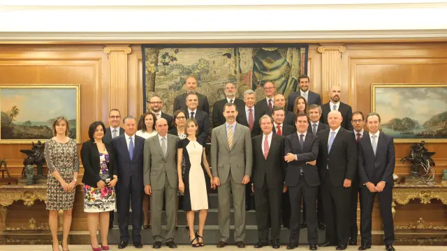 Los reyes Felipe y Letizia, con los representantes de la Alianza para la Formación Dual