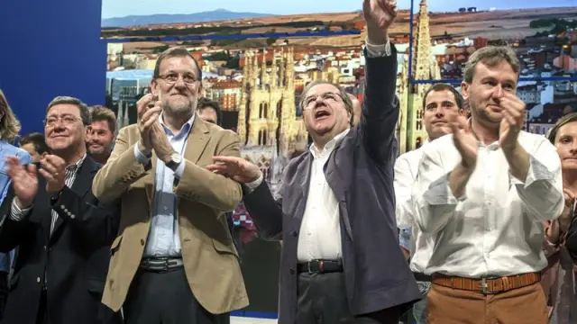 El presidente del gobierno, Mariano Rajoy (2i), junto a Juan Vicente Herrera (2d)