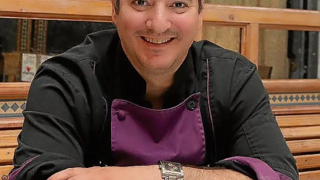 Carlos Ceperuelo, chef de La Bodega de Chema, con el plato de marmitaco de congrio que ha preparado para ilustrar el artículo sobre el pimentón.