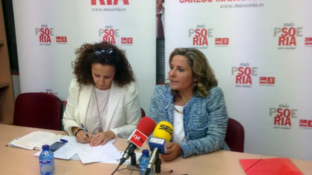 La responsable del Área de Sostenibilidad, Medio Ambiente y Cambio Climático, Pilar Lucio, junto a la candidata a las Cortes, Esther Pérez.