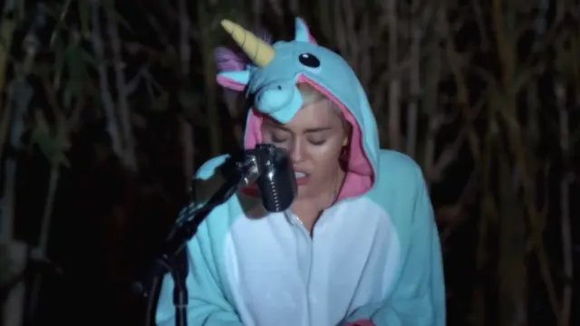 Miley Cyrus, vestida de unicornio, toca al piano la canción