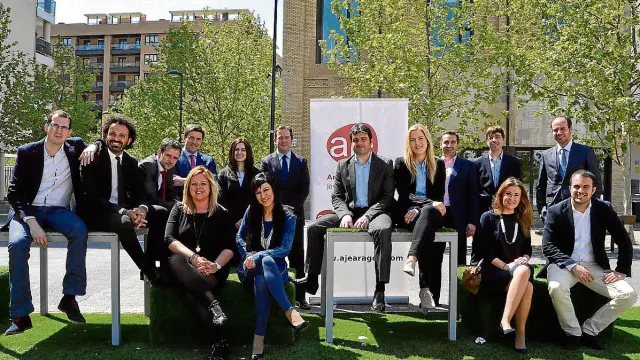 Antonio Becerril segundo por la izquierda, con toda la nueva junta directiva de AJE Aragón.
