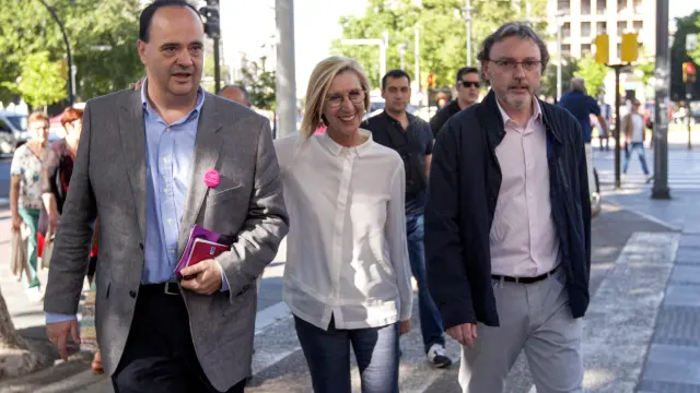 La líder de UPyD, Rosa Díez, junto a los candidatos a la presidencia, José Luis Lajara, y a la alcaldía de Zaragoza, Jesús López, de paseo ciudadano por las calles de Zaragoza.