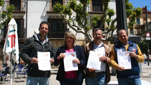 Los integrantes de Ciudadanos (C'S) para el Ayuntamiento de Soria, encabezados por Jesús de Lózar (2d), y el número uno a las Cortes, Jesús Ciria (i), han firmado "un compromiso extra de transparencia"