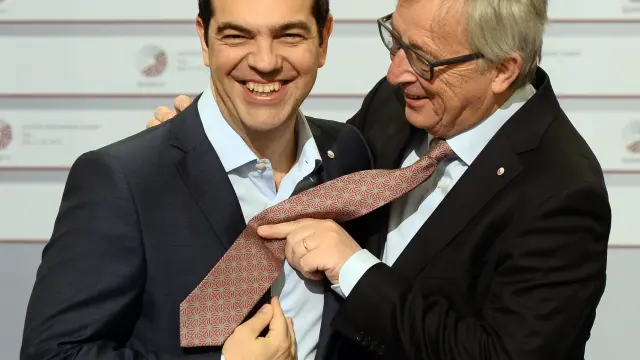 Alexis Tsipras bromea con Juncker