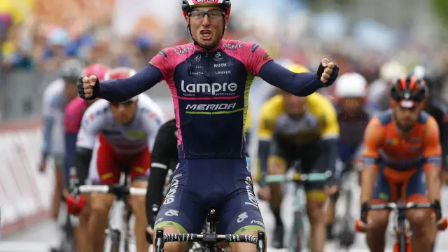 Modolo celebra su victoria de etapa en el Giro