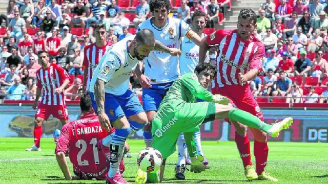 Mario, Vallejo y Rubén, los tres centrales que alineó Popovic el pasado domingo en Gerona, en una jugada defensiva junto a Bono.