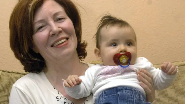 La madre alemana de cuatrillizos, Annegret Raunigk, en el año 2005, cuando tenía 55 años, con su hija Leila.
