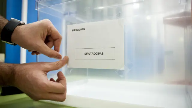 Una urna, preparada para las últimas elecciones autonómicas, en 2011