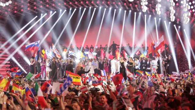 Los finalistas sobre el escenario de la Gran Final del 60 aniversario del Festival de Eurovisión.