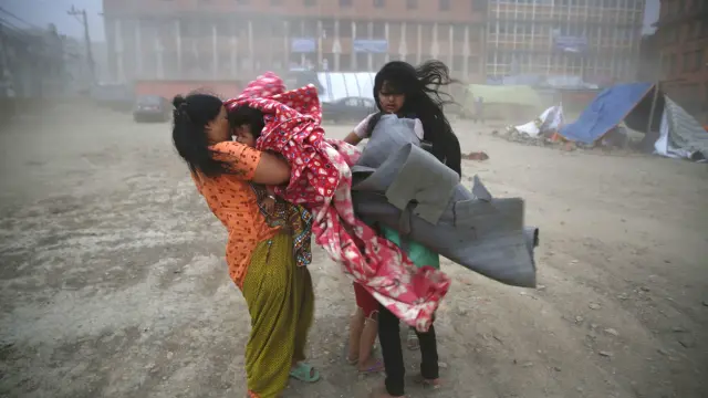 El tiempo solo aumenta el dolor casi un mes después del terremoto en Nepal