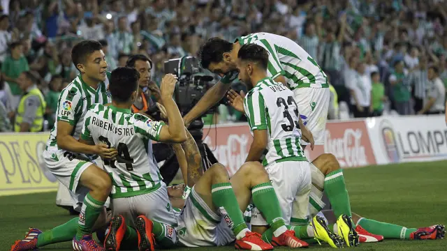 Los jugadores del Real Betis Balompié celebran el ascenso a Primera Division.