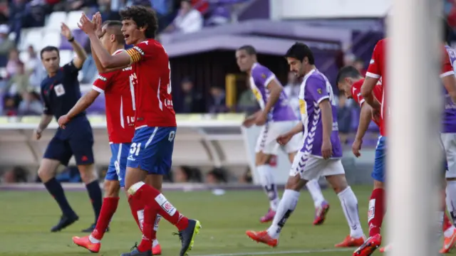 Vallejo anima a sus compañeros en el partido contra el Valladolid