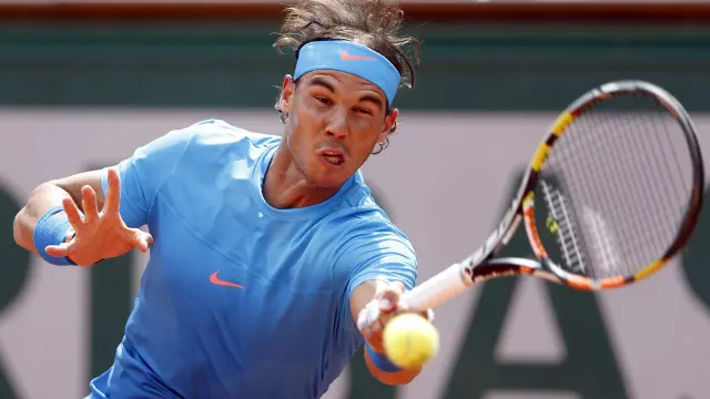 El español Rafa Nadal golpea la bola durante su partido de la primera ronda de Roland Garros.